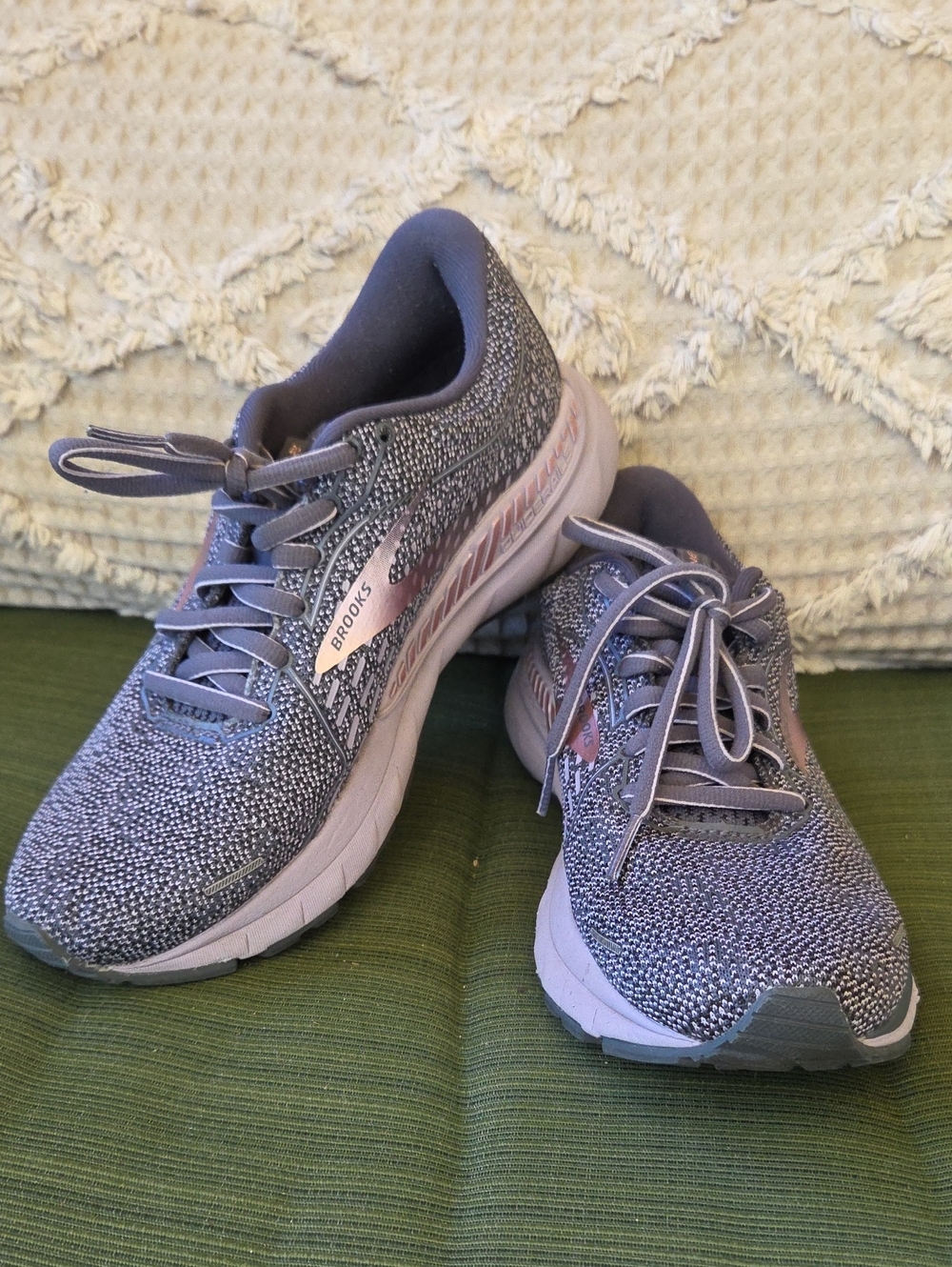 Brooks Adrenaline GTS 21 Gray Metallic Lavender Running Shoes Women's Size 7